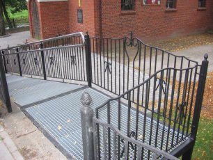 OGRODZENIA, PORĘCZE, BALUSTRADY