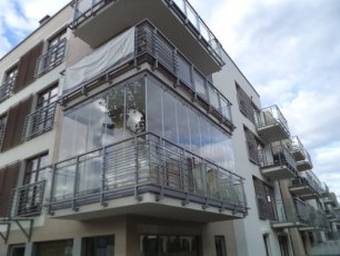 Bezramowa zabudowa balkonów