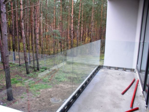 Balustrady, balkony, portfenetry