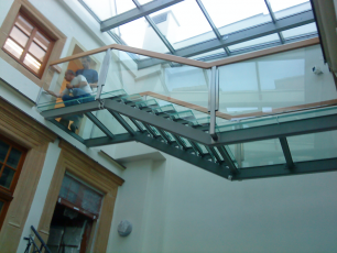 Podłogi, stopnie i schody szklane