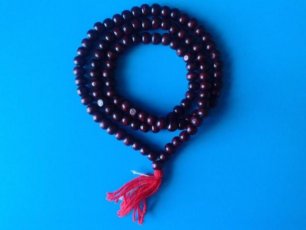 Mala drewniana z czerwonym chwostem