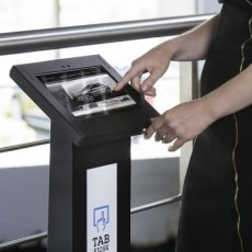 Info kioski, obudowy, uchwyty na tablety