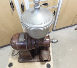 Elektryczny młynek do kawy 30-40 lata