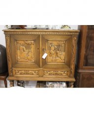 Komoda na wysokich nogach