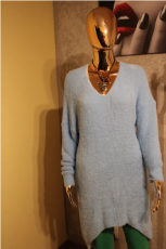 Długi ciepły sweter asymetryczny kolor jasny niebieski